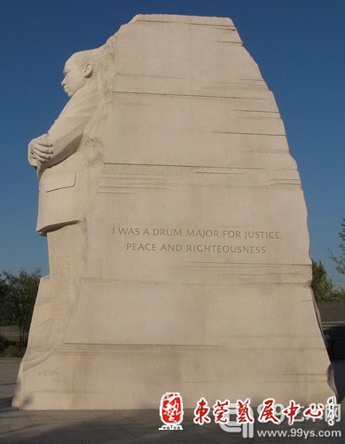 雕像上的铭文备受争议