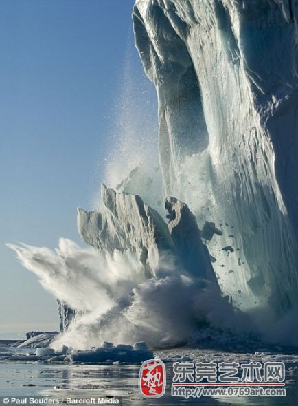 在格陵兰伊卢利萨特的一个阳光明媚的夏季傍晚,一大块冰从一座冰山上脱落下来 在格陵兰伊卢利萨特的一个阳光明媚的夏季傍晚,一大块冰从一座冰山上脱落下来